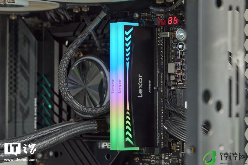 雷克沙战神之翼 ARES RGB DDR5 8000 内存图赏：炫彩白翼支持 RGB