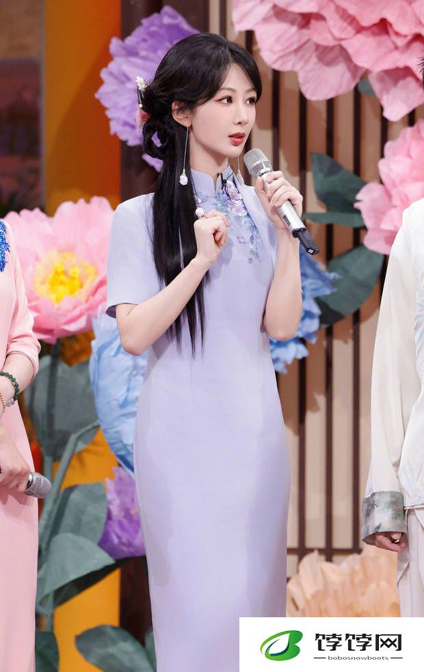 杨紫着紫旗袍，身姿优雅步态轻盈-4
